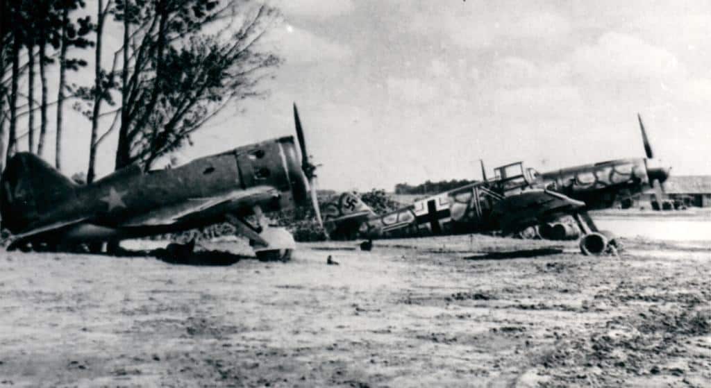 Брошенный в исправном состоянии И-16 на захваченном немцами аэродроме, где разместились Bf 109F-2 группы II/JG 54